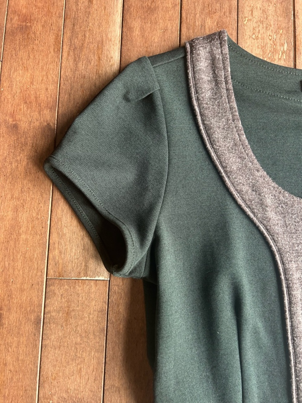 Theme Women’s Forest Green Short Sleeve Dress with Gray Zip Size Small - Picture 4 of 9